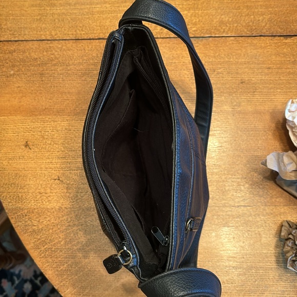 Rolf’s purse,outside zipper pocket,purse has 2 sides one zipper one snap closure - Picture 4 of 4